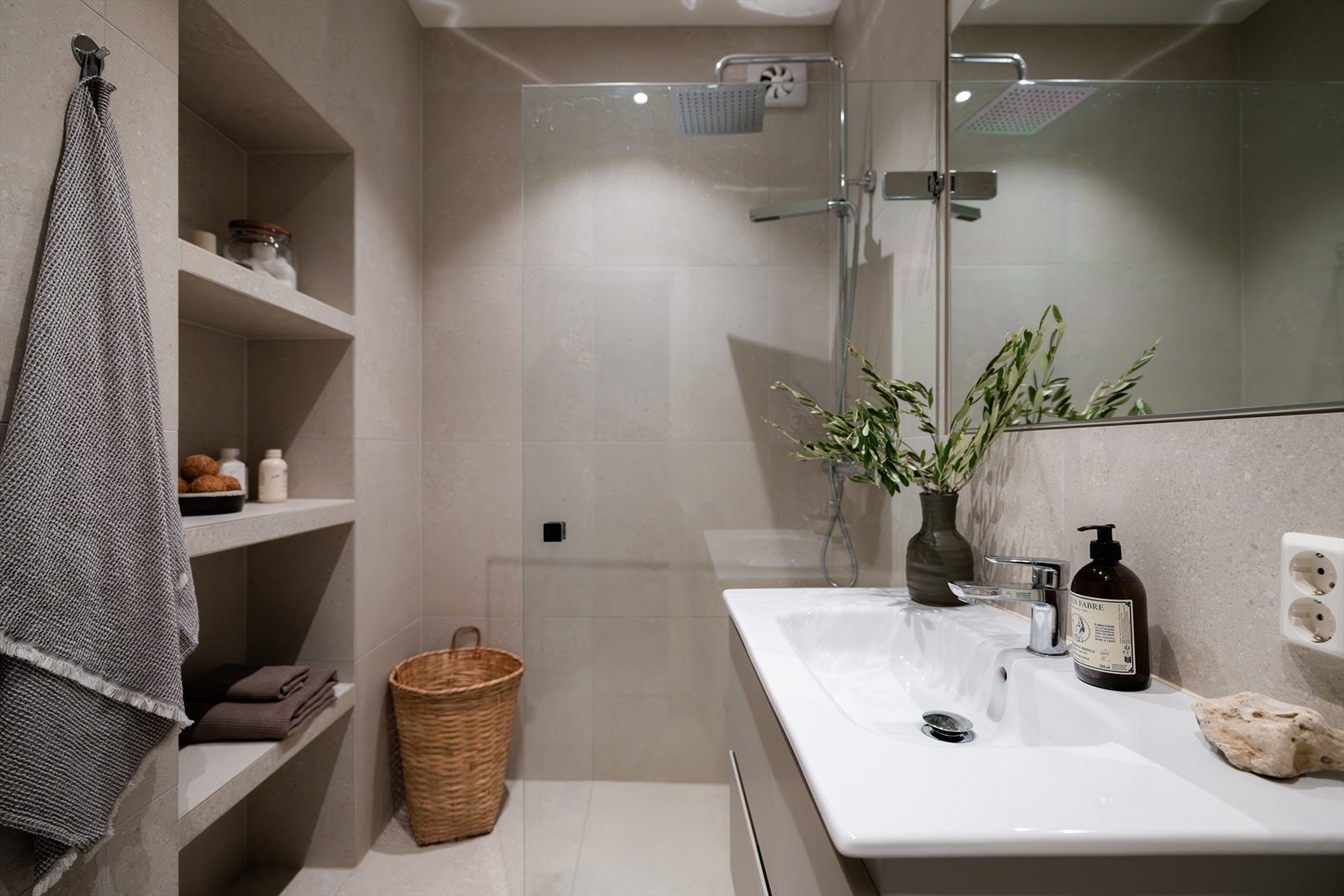 Rommet har naturlig oppdriftsventilasjon med elektrisk vifte Galleribilde