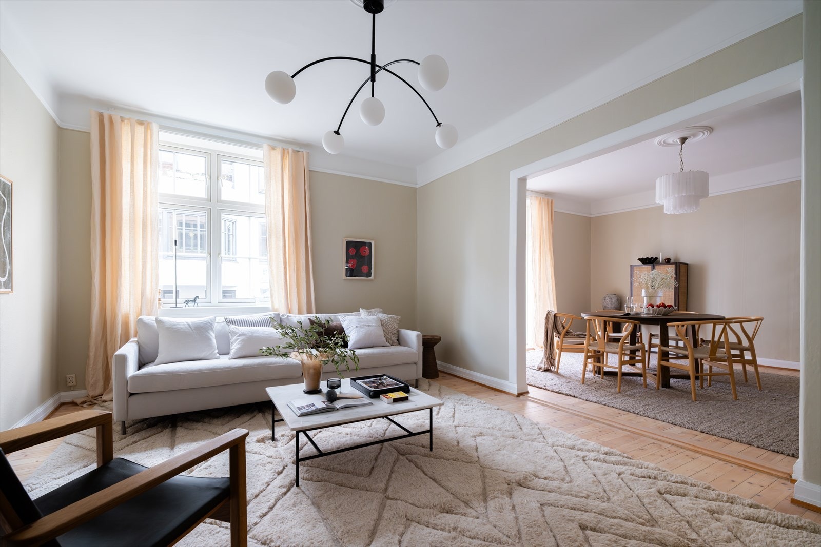 Lys og gjennomgående leilighet med store vindusflater som slipper inn rikelig med dagslys Galleribilde