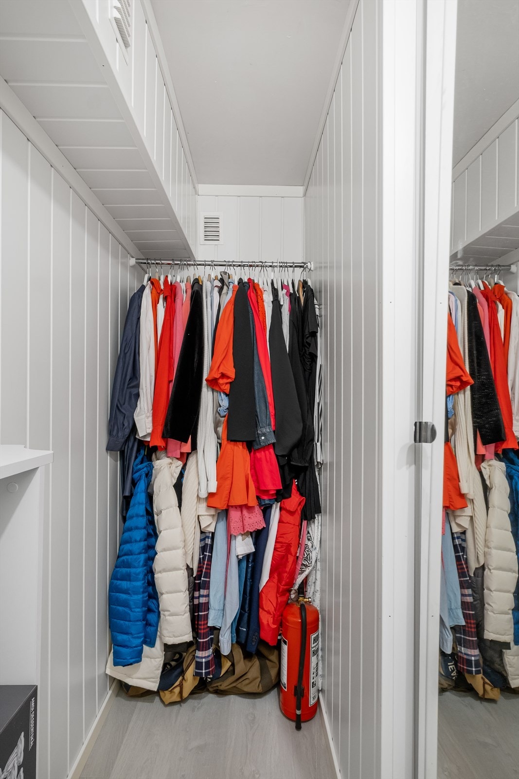 Garderobeløsning innenfor soverom Galleribilde