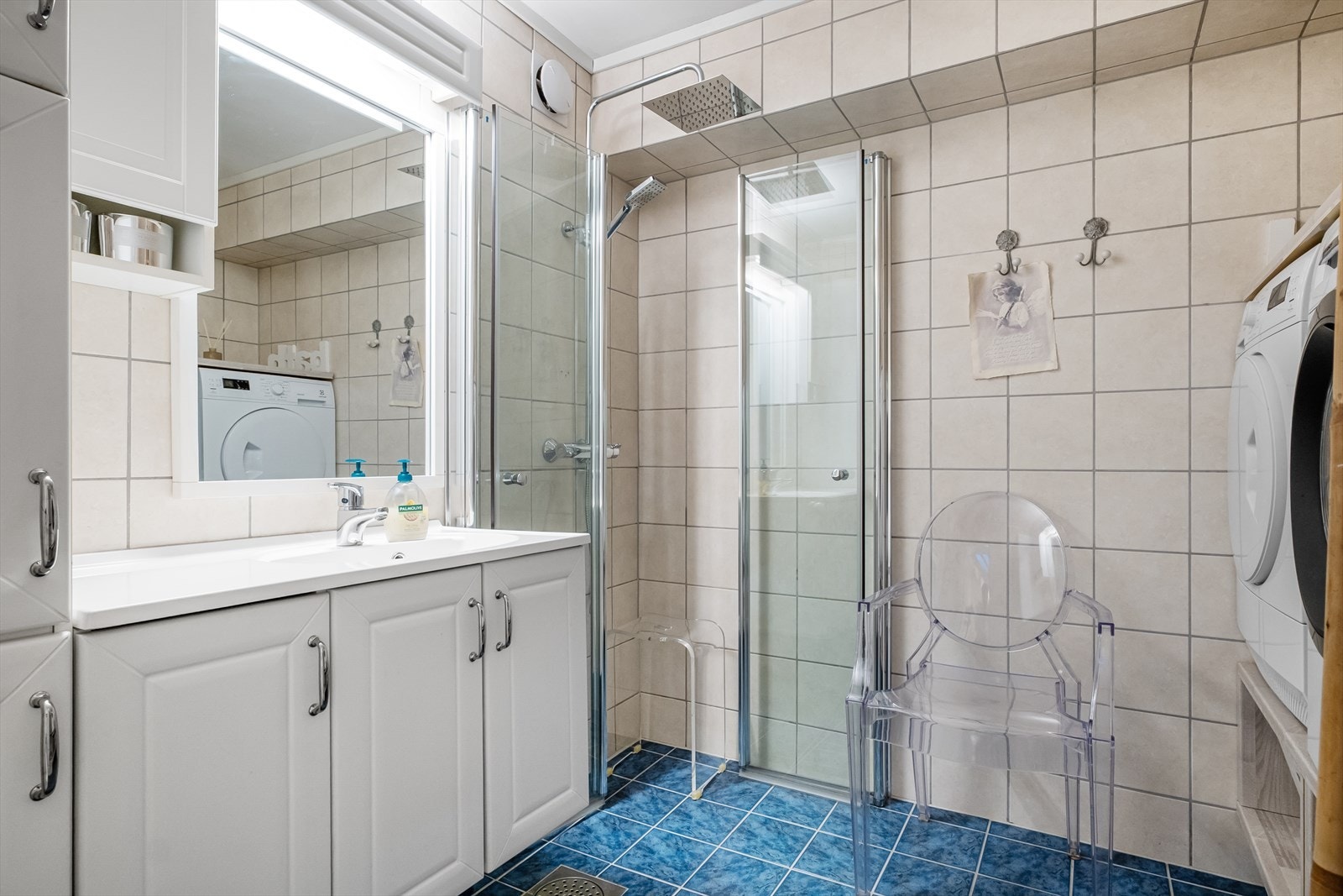 Lyst og innbydende hovedbad med dusjhjørne, god oppbevaring og plass til vaskesøyle. Et praktisk og delikat rom med solide materialer og moderne komfort Galleribilde