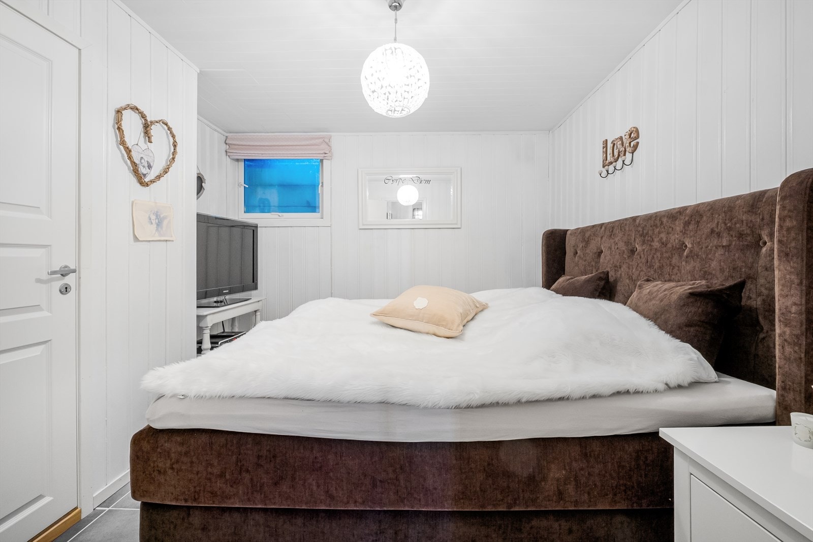 Lyst og koselig hovedsoverom med god plass til stor seng og møblering Galleribilde