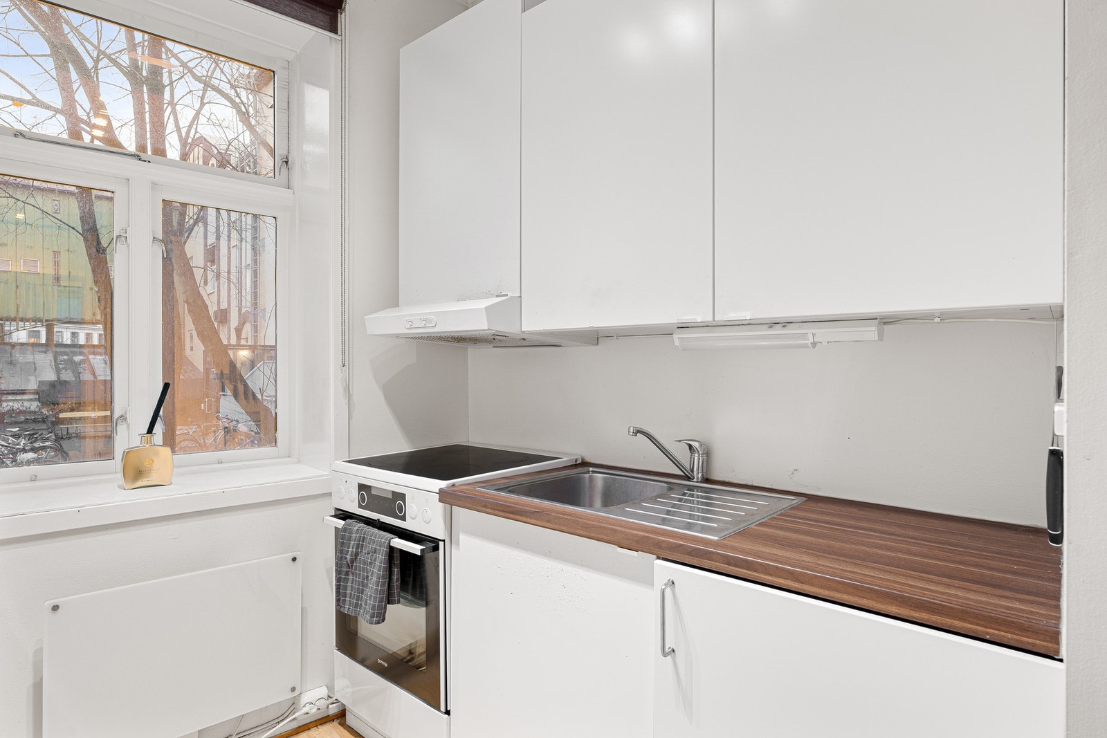 Adskild stue og kjøkken gir boligen flere gode oppholdsrom. Galleribilde