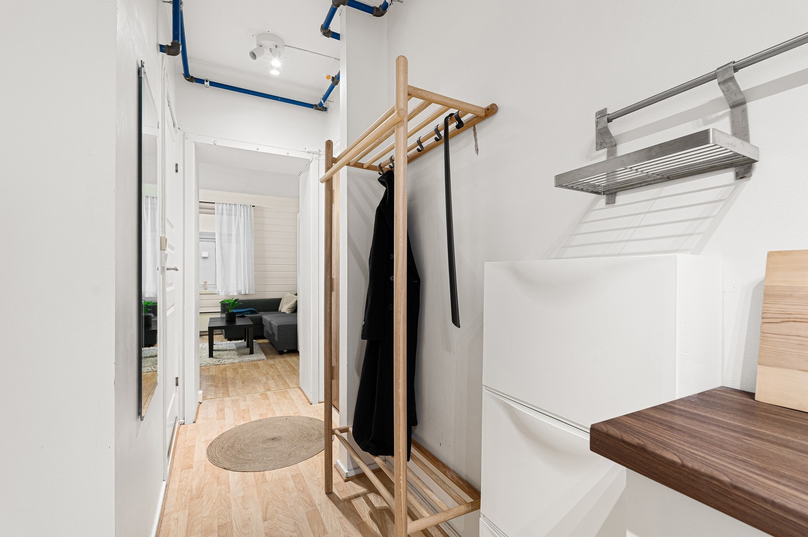 Lys entre med mulighet for oppbevaring. Galleribilde