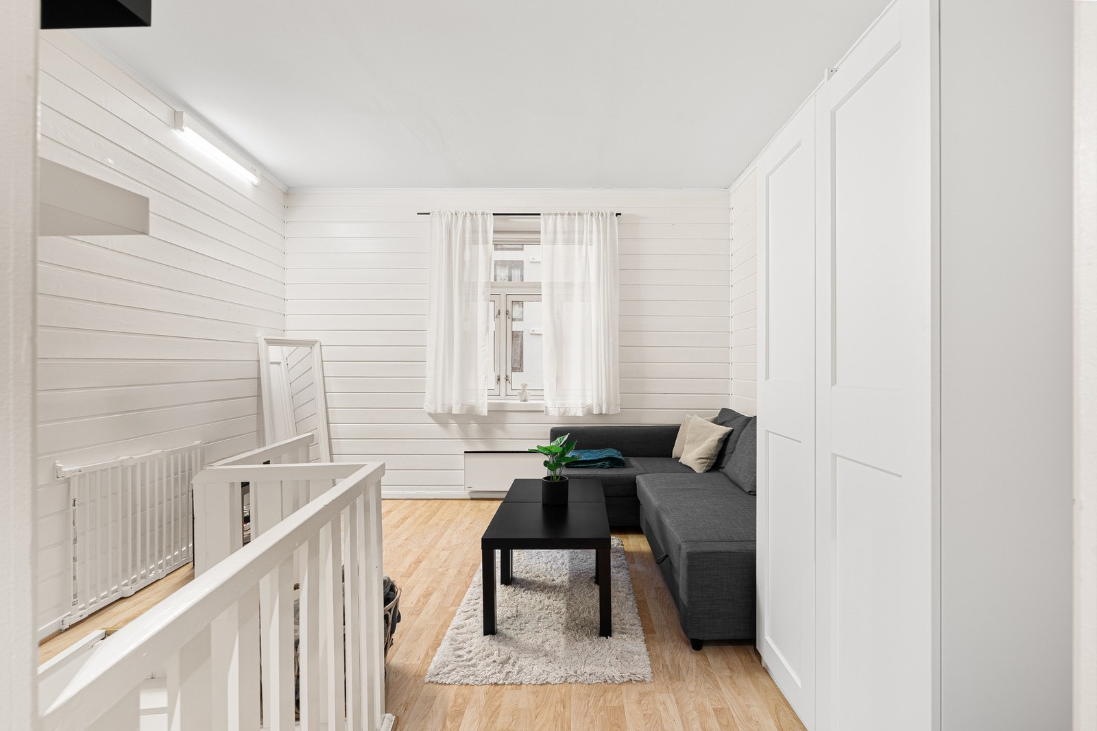 Stuen har en praktisk utforming med naturlig overgang mot kjøkkenet og god flyt i oppholdsarealet. Galleribilde