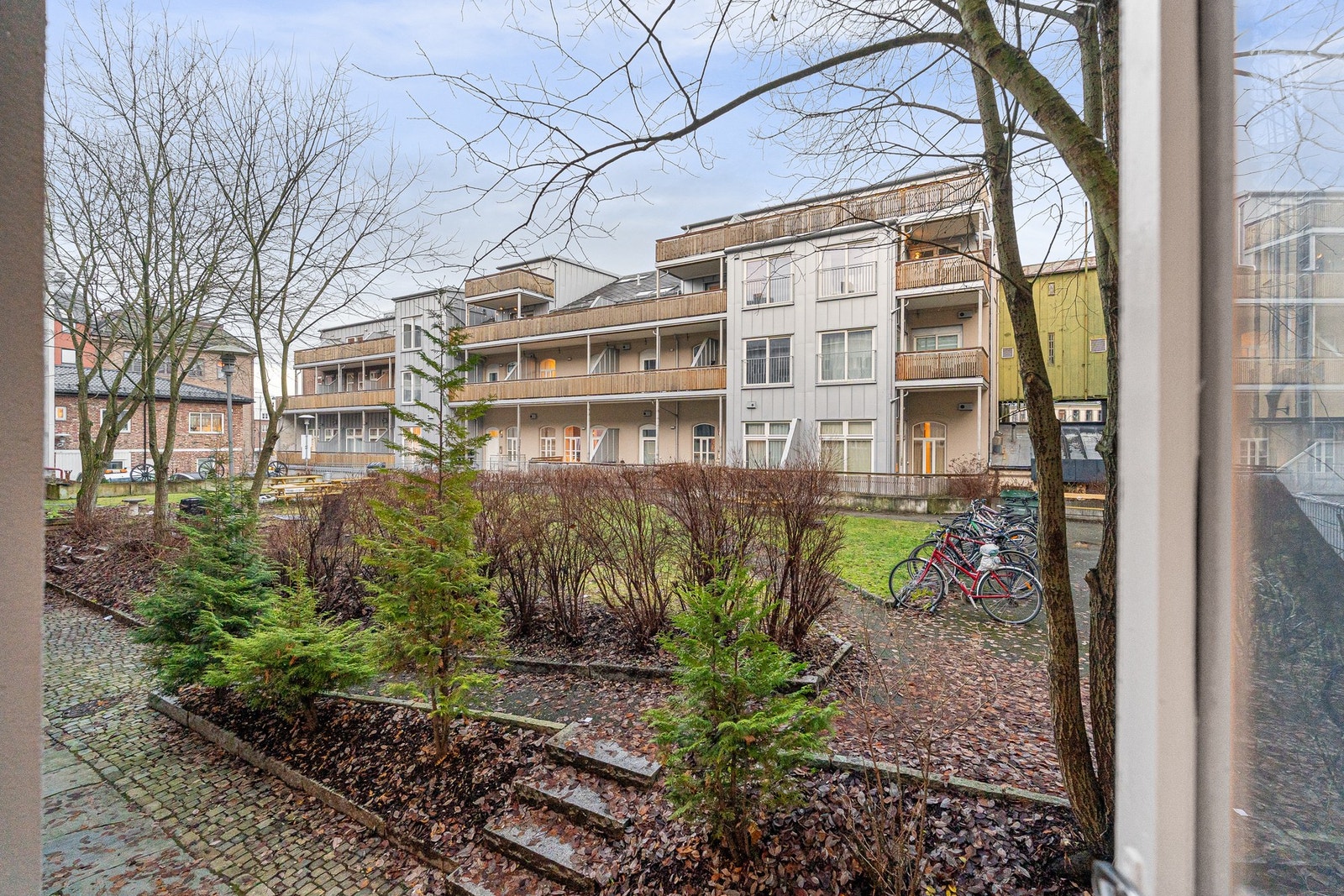 Pent opparbeidet fellesområde mellom bygningene - et trivelig uterom for beboerne. Galleribilde