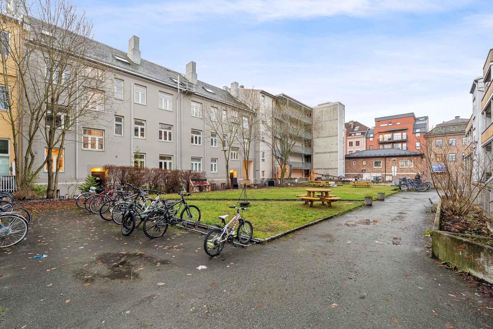 Flott opparbeidet boområde med felles bakgård. Galleribilde