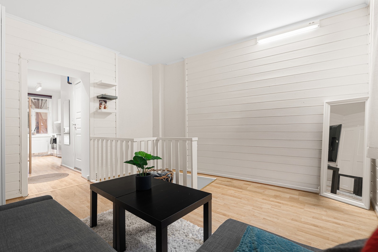 God plass til sofagruppe og tilhørende møblement. Rommet fremstår lyst og lett å innrede. Galleribilde