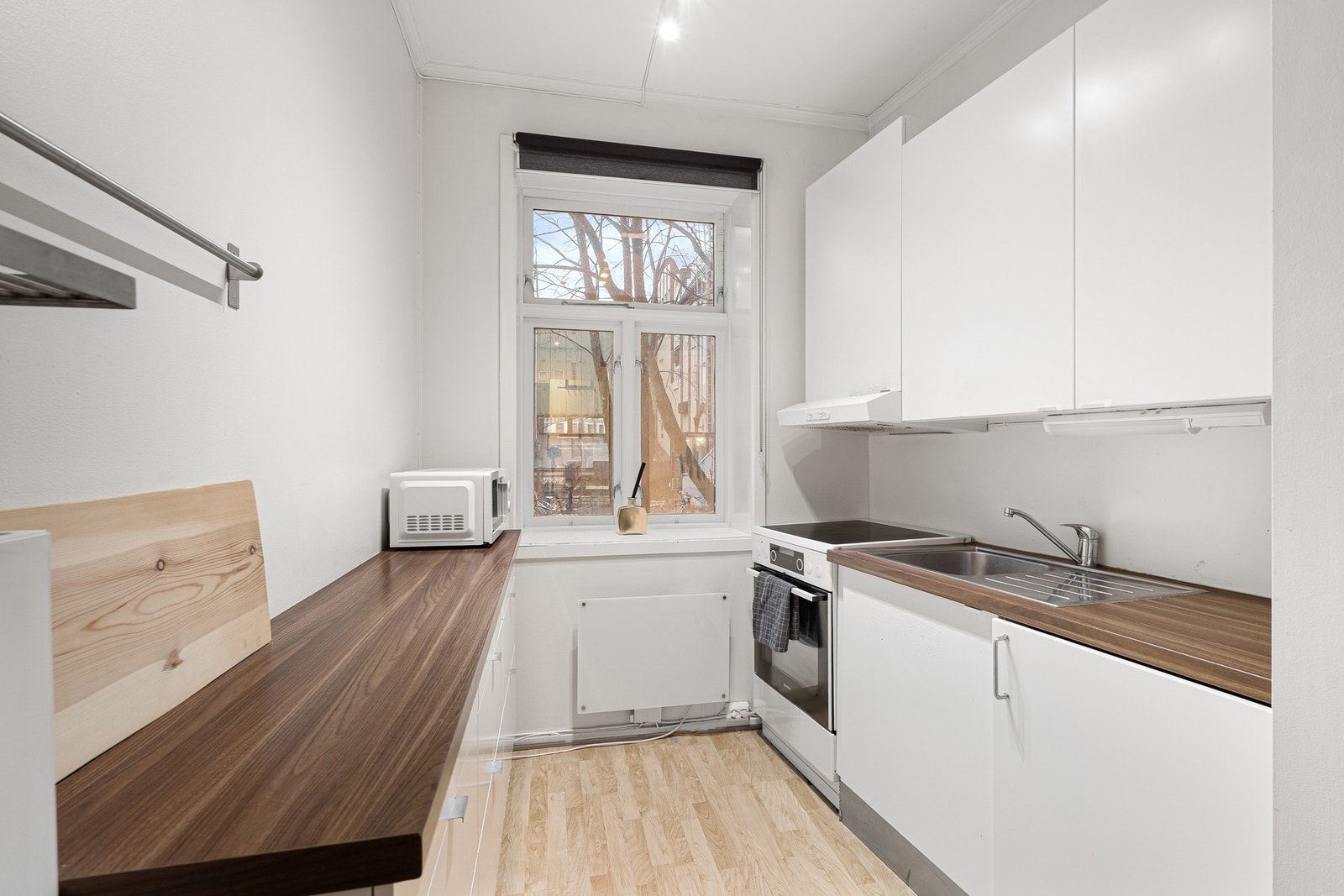 Lyst og stilrent kjøkken på ca. 6 m² med god skap- og benkeplass. Galleribilde