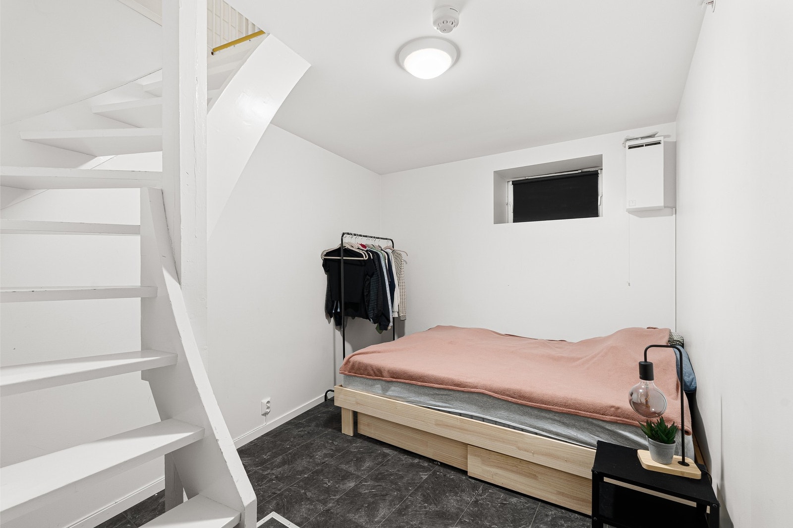 I underetasjen er det et romslig soverom på over 9 kvm. Galleribilde