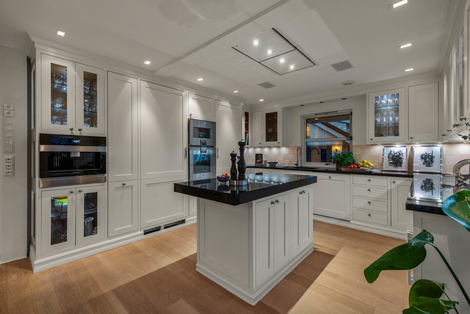 Kjøkkeninnredningen er fra 2009 og var svært påkostet med plassbygd innredning og kokeøy.Utstyrt med high end hvitevarer fra Gaggenau. Galleribilde