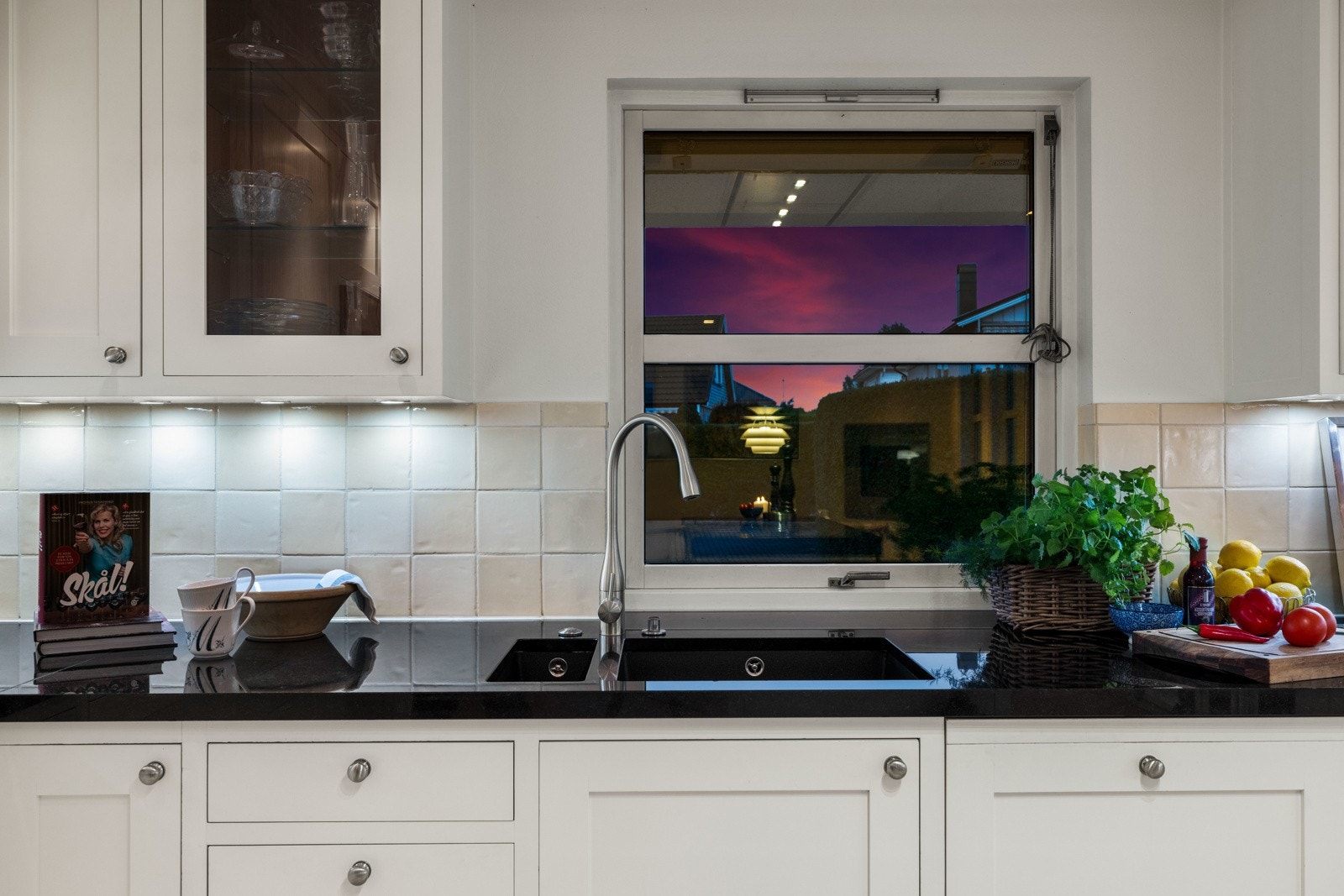 Kjøkkenet har bla. 40 og 80 mm granittplater på benker, underlimt oppvaskkum med matkvern, og integrert ventilator i taket. Galleribilde