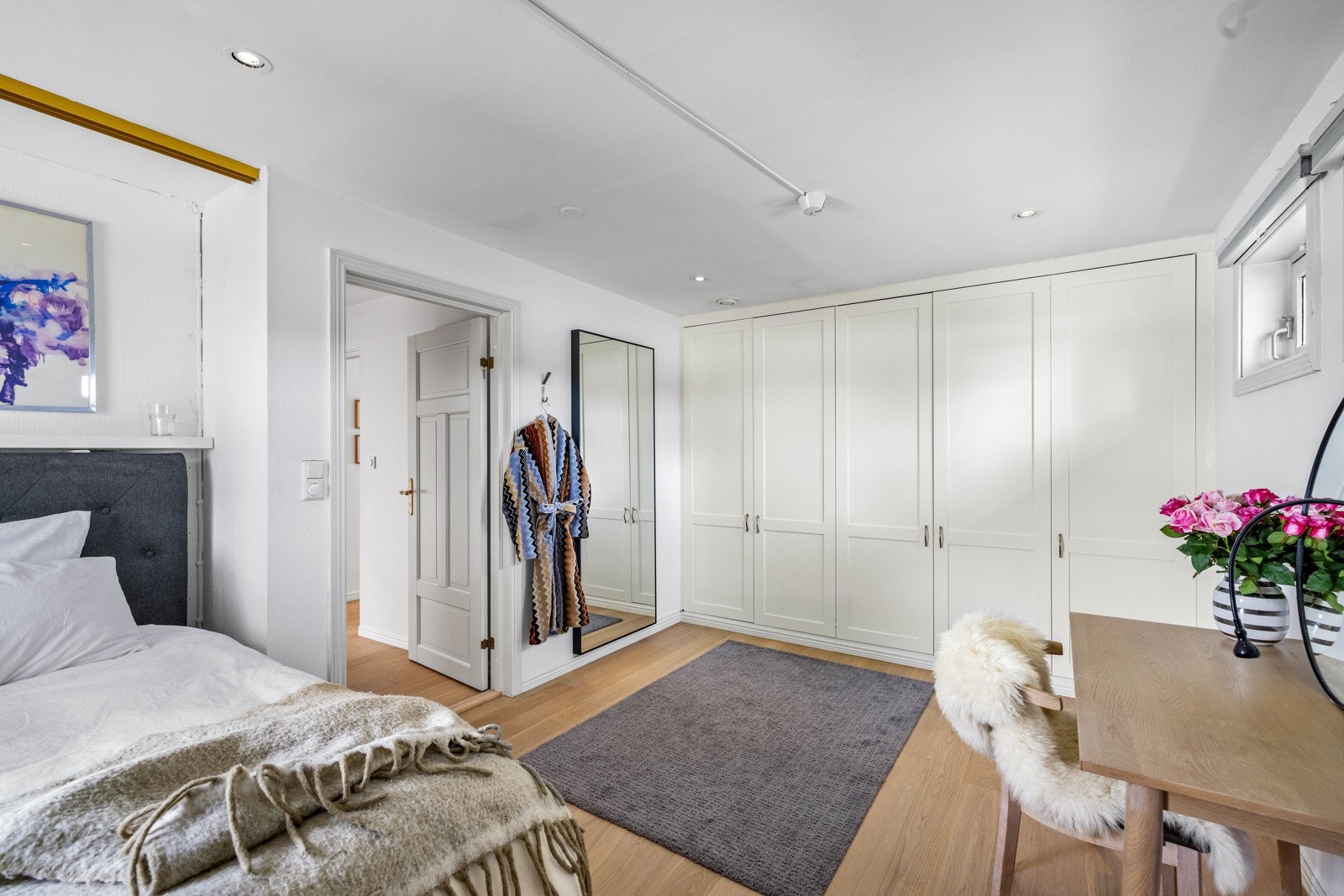 Alle soverommene har plass til nødvendig møblement. Galleribilde