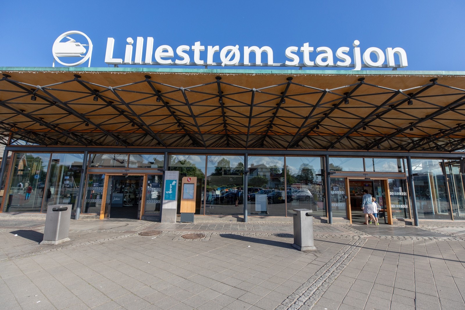 Fra Lillestrøm stasjon går det direktetog til Oslo hvert 10.minutt. Flytoget stopper også her. Galleribilde