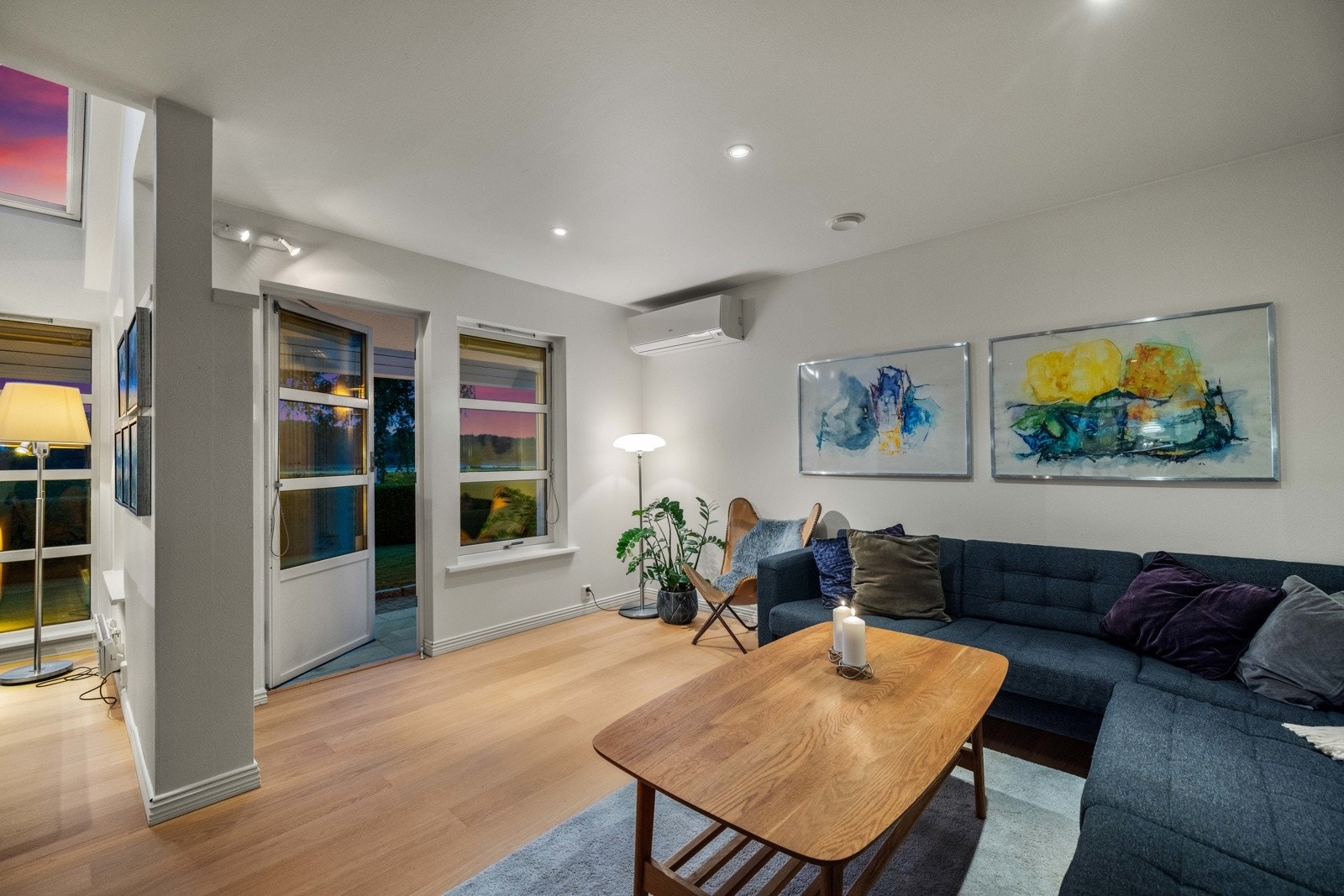 Boligen har gjennomgående standard med parkettgulv, slette veggflater og utstrakt bruk av downlights. Galleribilde