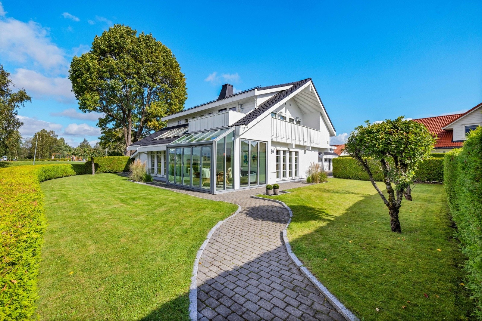 Her får du en nydelig tomt med velholdt og solrikt hageområde med flat gressplen og frukttrær, fint omkranset med hekk. Galleribilde