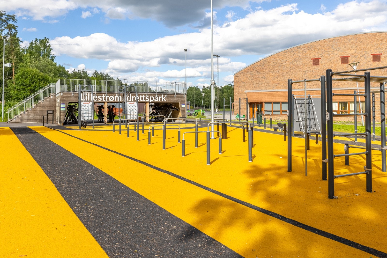 Lillestrøm Idrettspark har et areal på over 900 kvm og er gratis for alle. Det er god tilgang også til innendørs treningssenter i området. Galleribilde