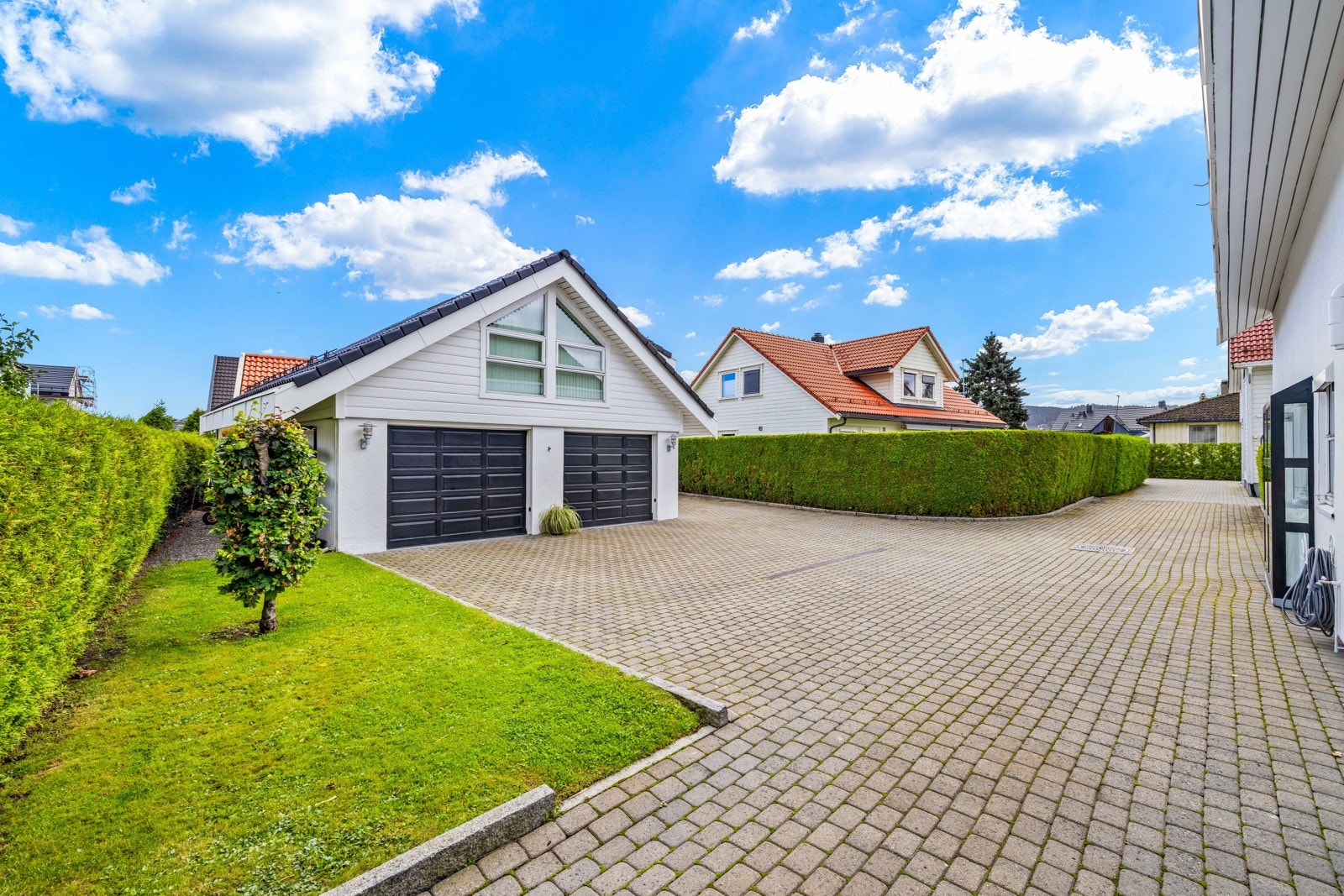 Dobbel garasje med loft. Godt med biloppstillingsplasser i tillegg. Galleribilde