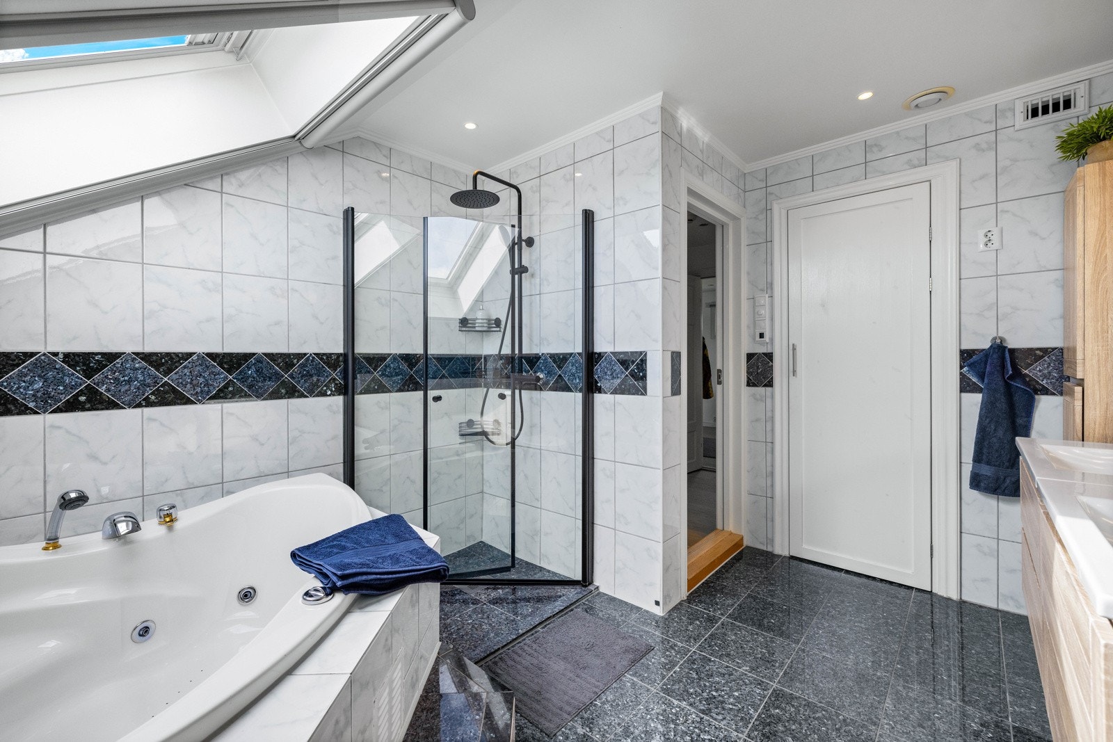 Badet har både dusj og badekar som gjør det ekstra praktisk og tidsbesparende for familier. Galleribilde