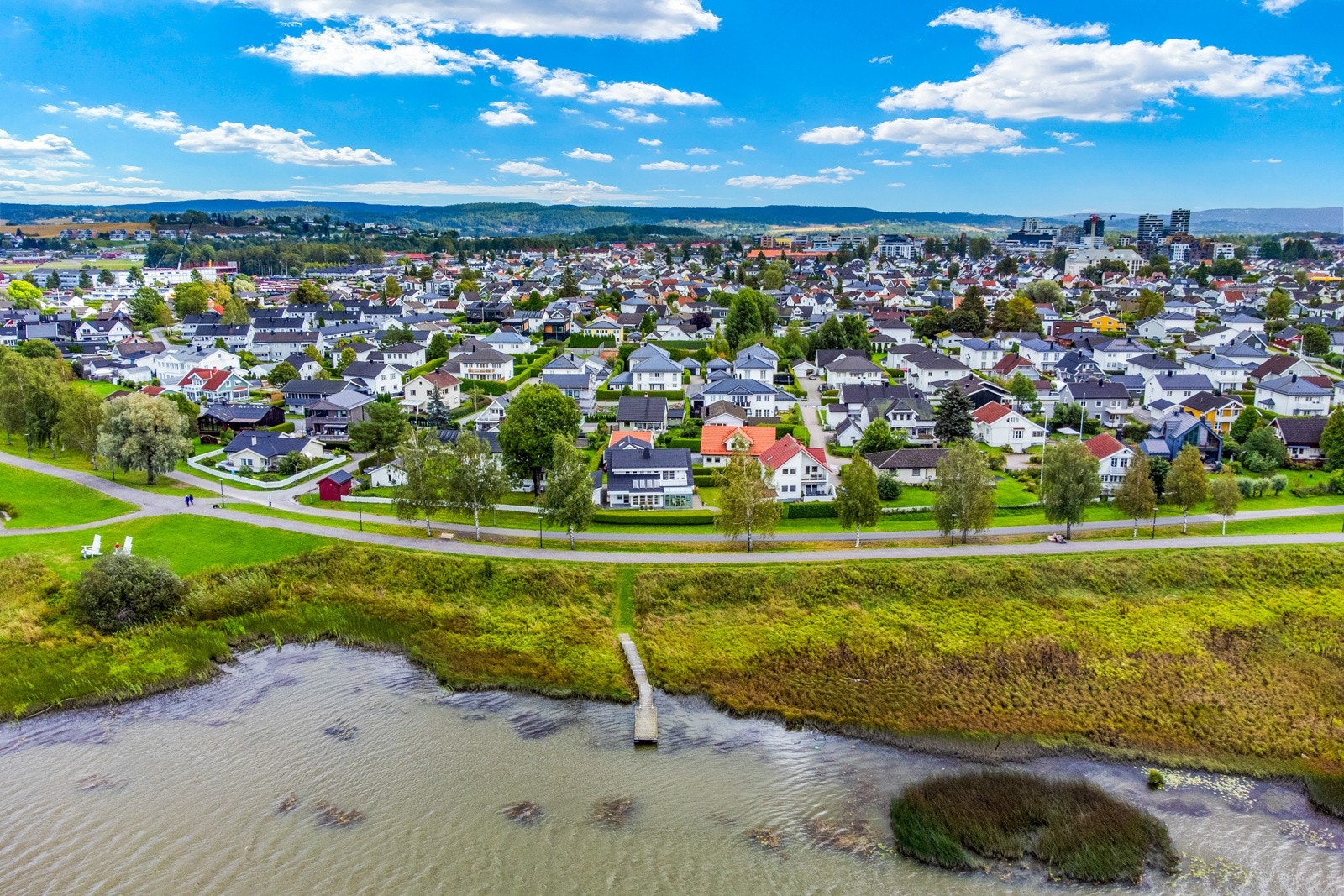 Boligen ligger i det mest ettertraktede boligområdet i Lillestrøm, med kort gangavstand til alle fasiliterer du behøver i hverdagen. Galleribilde