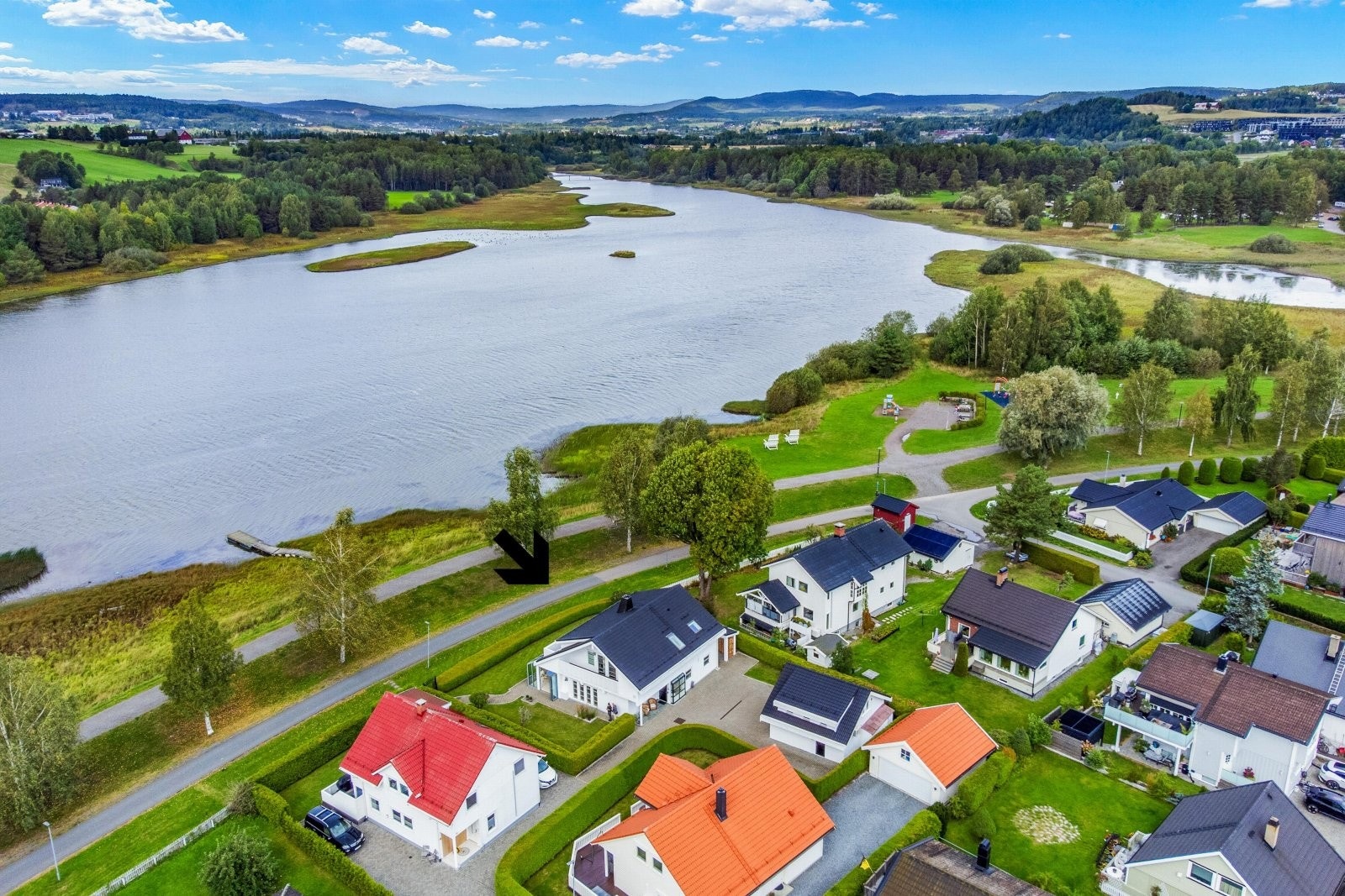 Her har man tilgang til flotte gang- og sykkelstier, fiskeplasser kun ett par minutters gange fra boligen, samt Nebbursvollen friluftsbad. Galleribilde