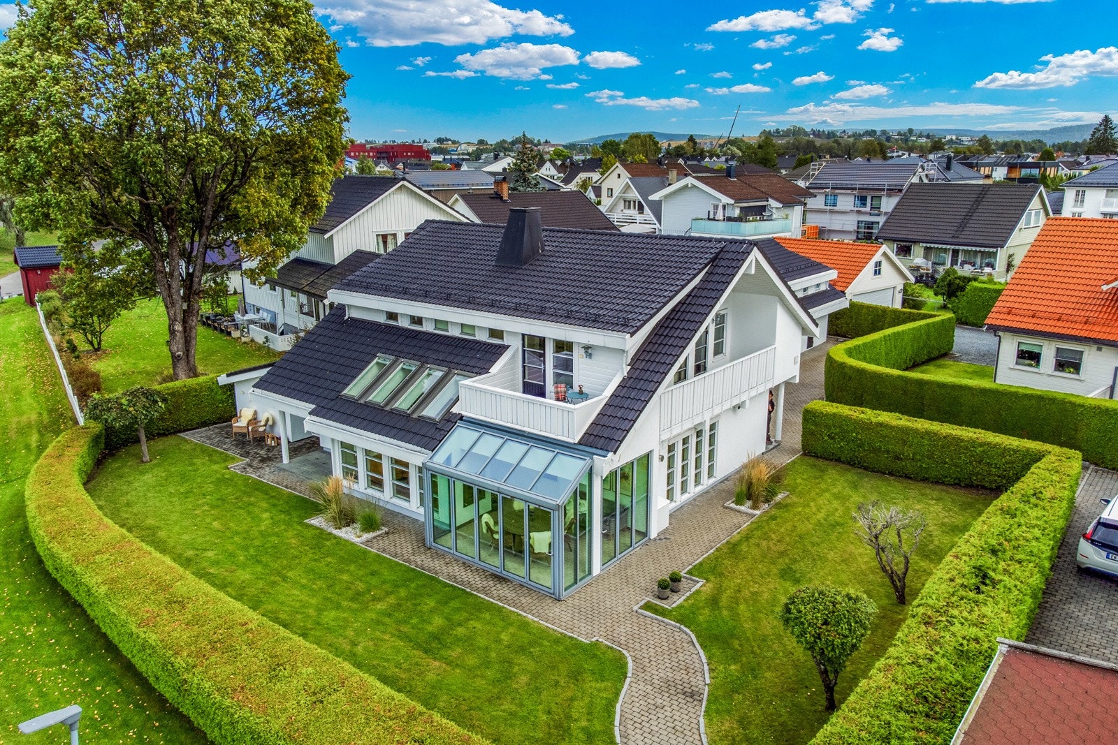 Tomten er velholdt og meget pent opparbeidet, omkranset med hekk for skjerming av innsyn. Galleribilde