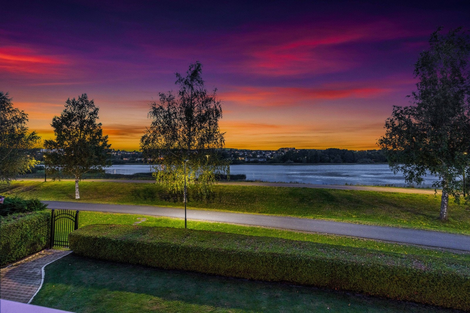 Boligen ligger meget fint til ved Nitelva med utsikt mot vannet. Galleribilde
