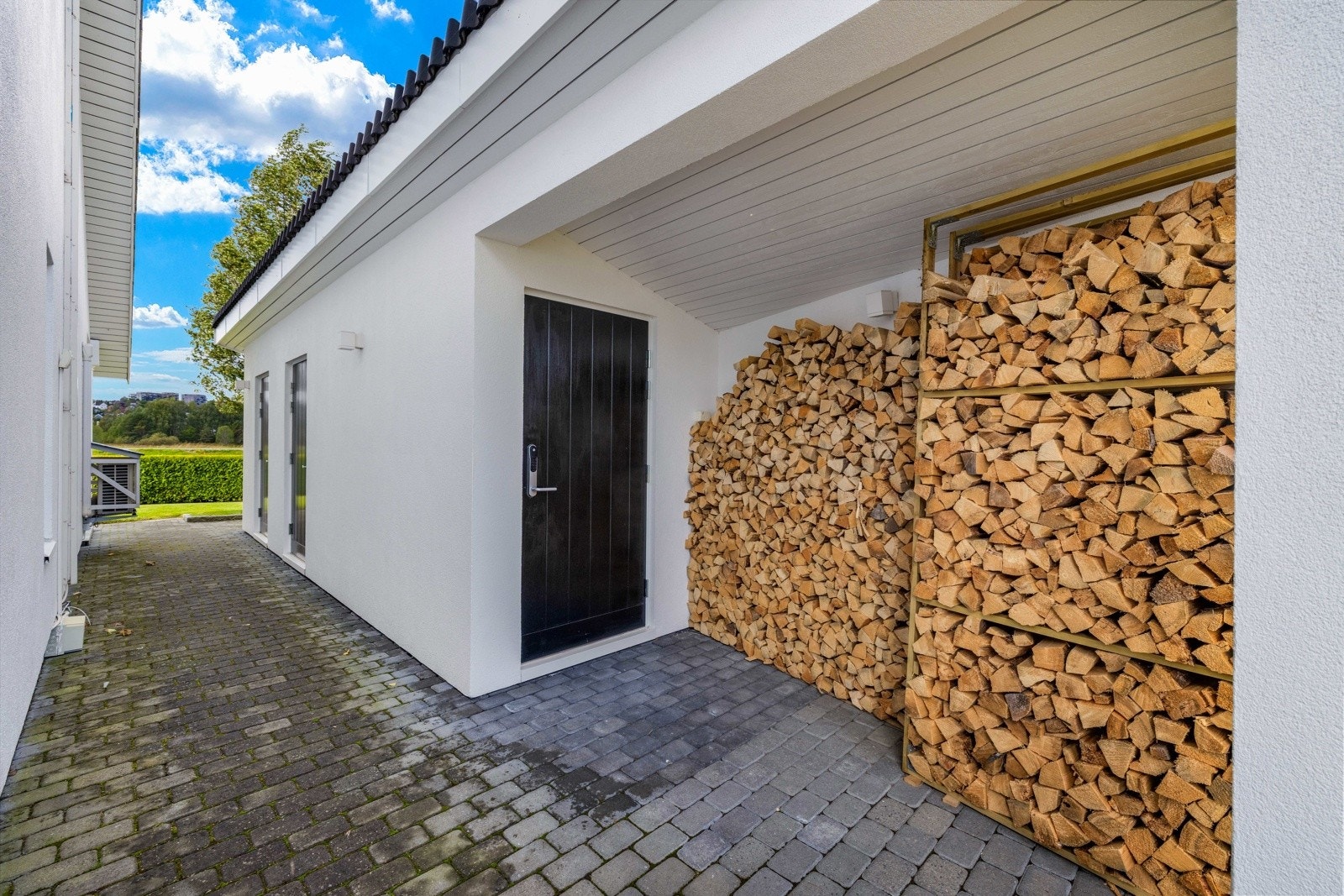 Praktisk utebod med masse plass. Galleribilde