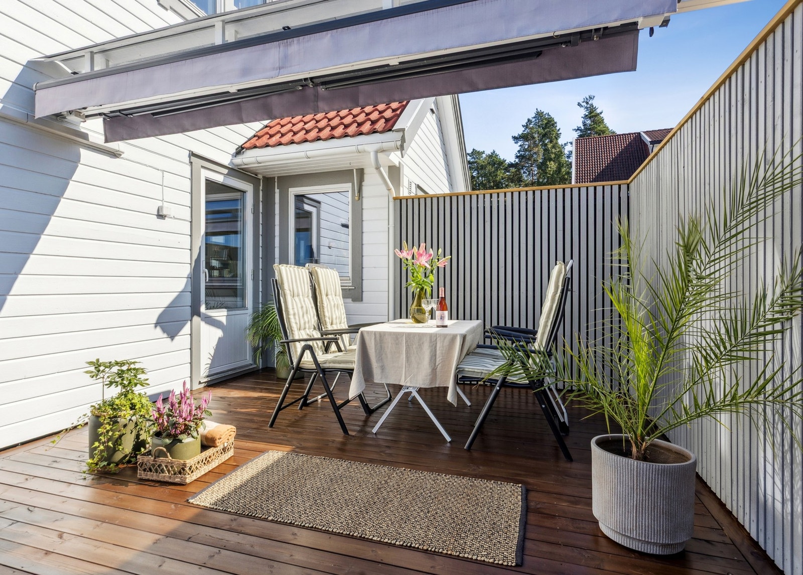 Her har du fin plass til utvendig møblement - en forlengelse av stuen om sommeren. Galleribilde