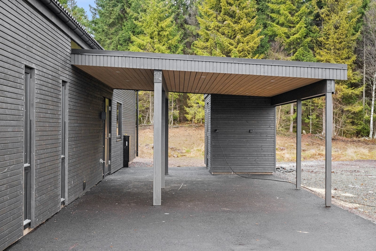 Utvendig er det også en sportsbod ved carporten. Galleribilde