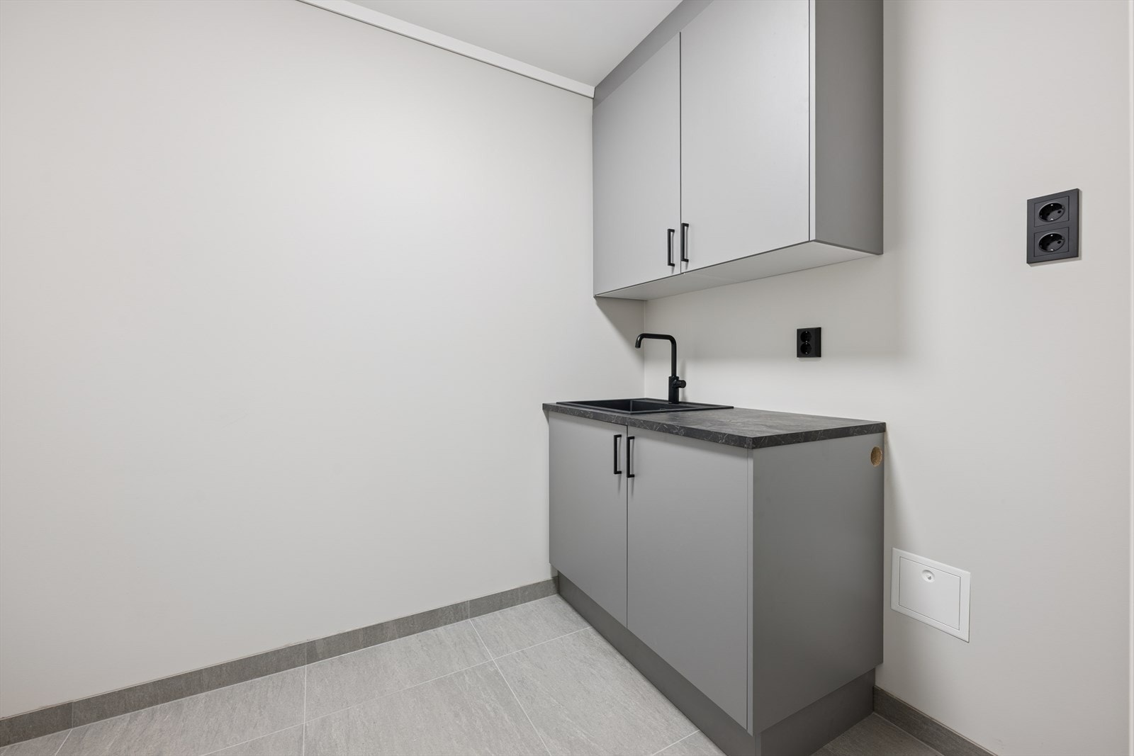 Praktisk vaskerom med rikelig lagringsplass. Galleribilde