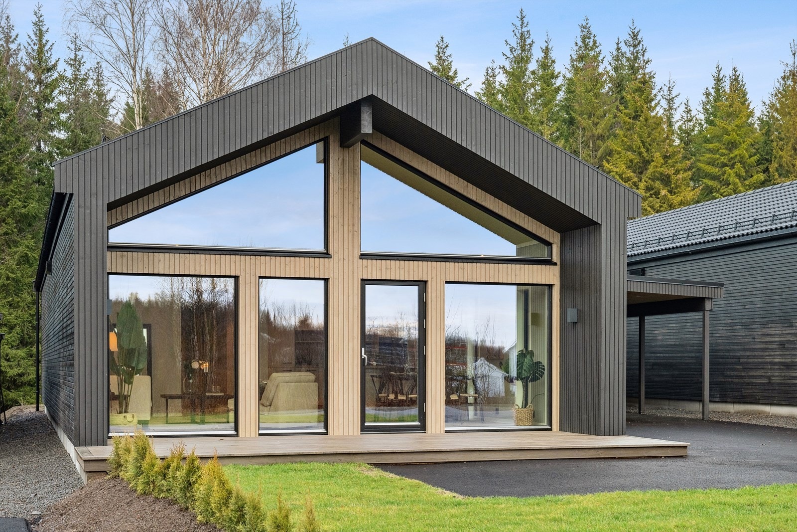 Carport ved inngangspartiet og parkering i gårdsplass. Det er også felles gjesteparkering på fellesarealet. Galleribilde
