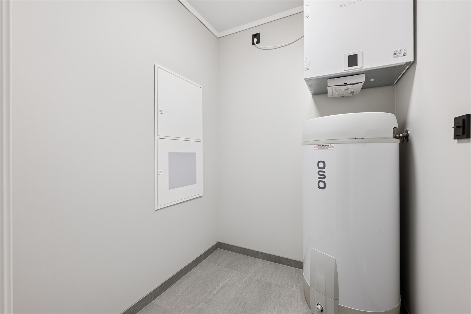 Teknisk rom med varmtvannstank. (Innebilder er fra nr 30) Galleribilde