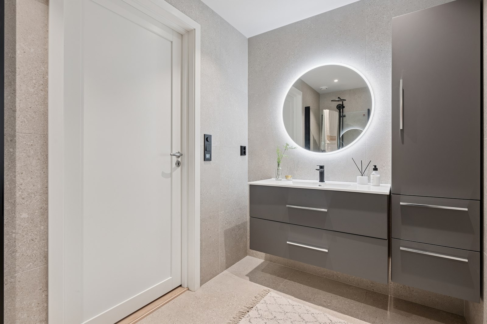 Baderommet er moderne innredet i god standard med led belysning, vegghengt toalett, dusj og varme i gulvet. Galleribilde