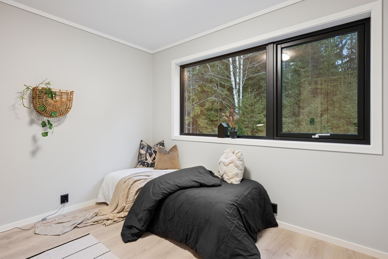 Soverom nummer tre har utsikt mot skogen, som gir en rolig og naturnær atmosfære. Galleribilde