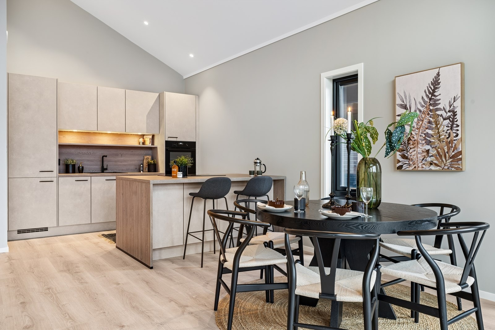 Åpen stue og kjøkkenløsning gjør matlaging sosial og hyggelig. Galleribilde