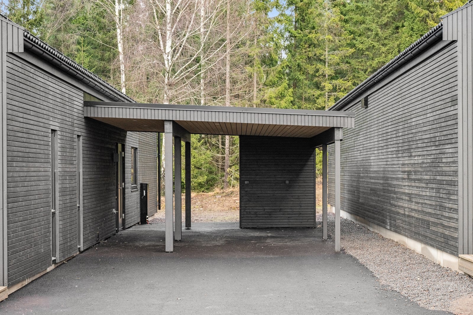 Asfaltert inngangsparti gir et stilrent og ryddig uttrykk. Galleribilde