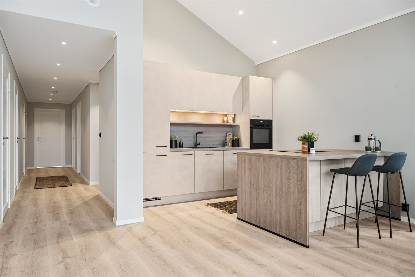 Gjennomtenkt belysning med elegante spotter i taket - skaper lys og varme i hele rommet. Galleribilde