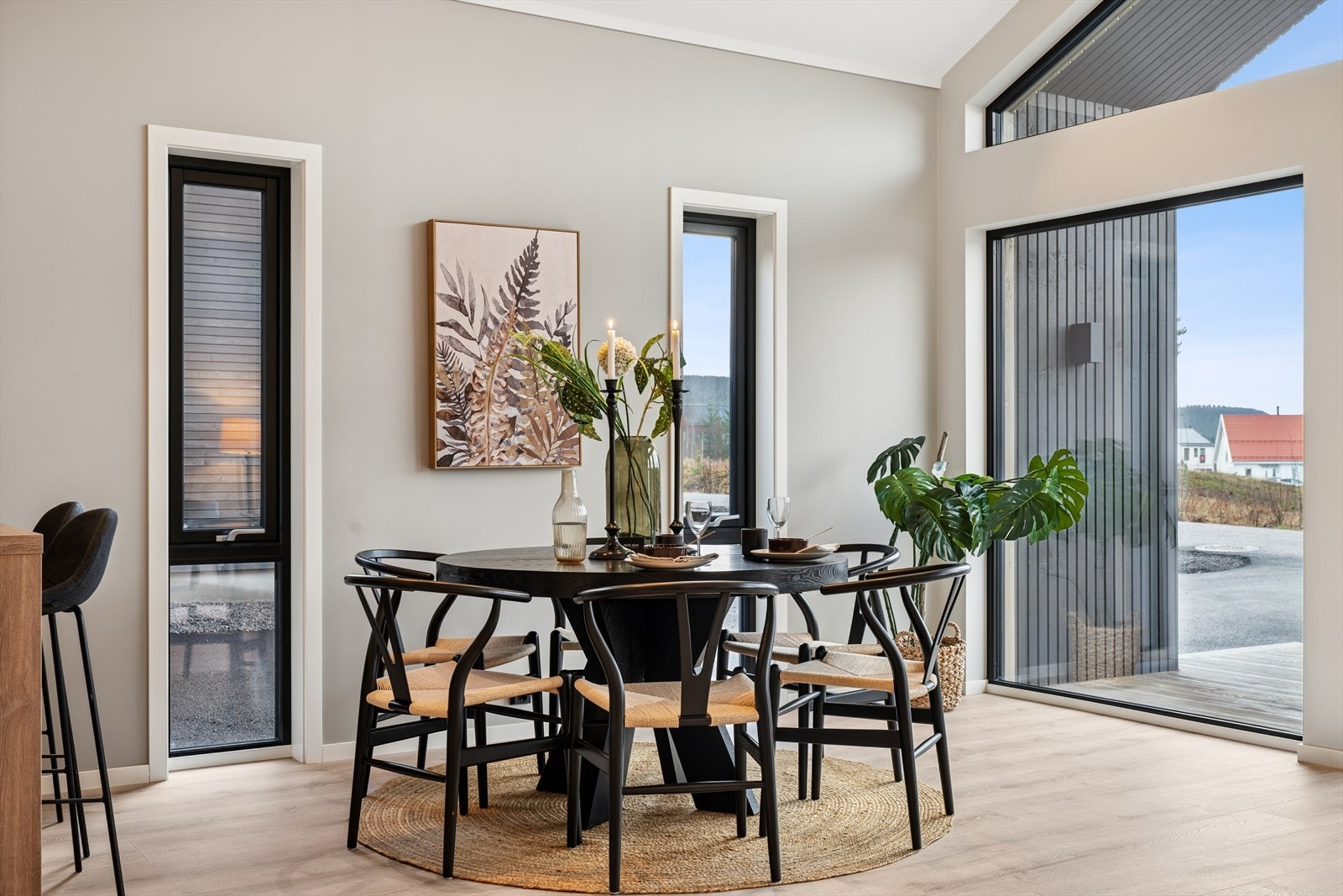 Godt med plass til spisebord, og annen møblering. (Innebilder er fra nr 30) Galleribilde