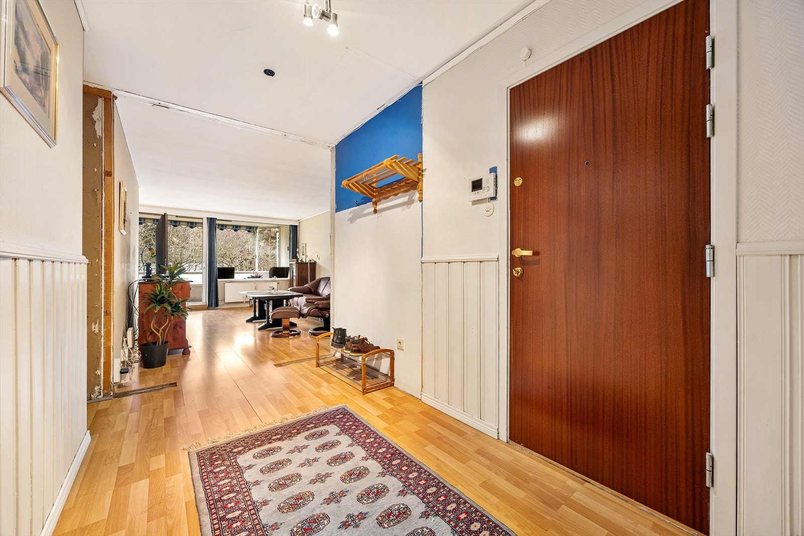 Entréen har plass til oppbevaring av yttertøy og leder videre inn i boligen. Galleribilde