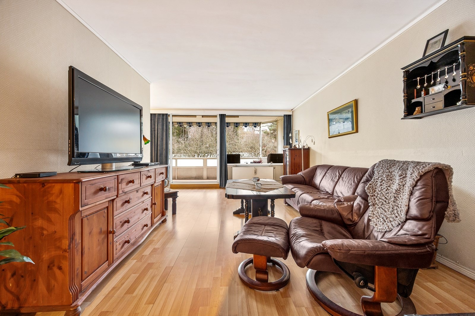 Takhøyden på ca. 2,42 meter bidrar til en luftig atmosfære i oppholdsrommet. Galleribilde