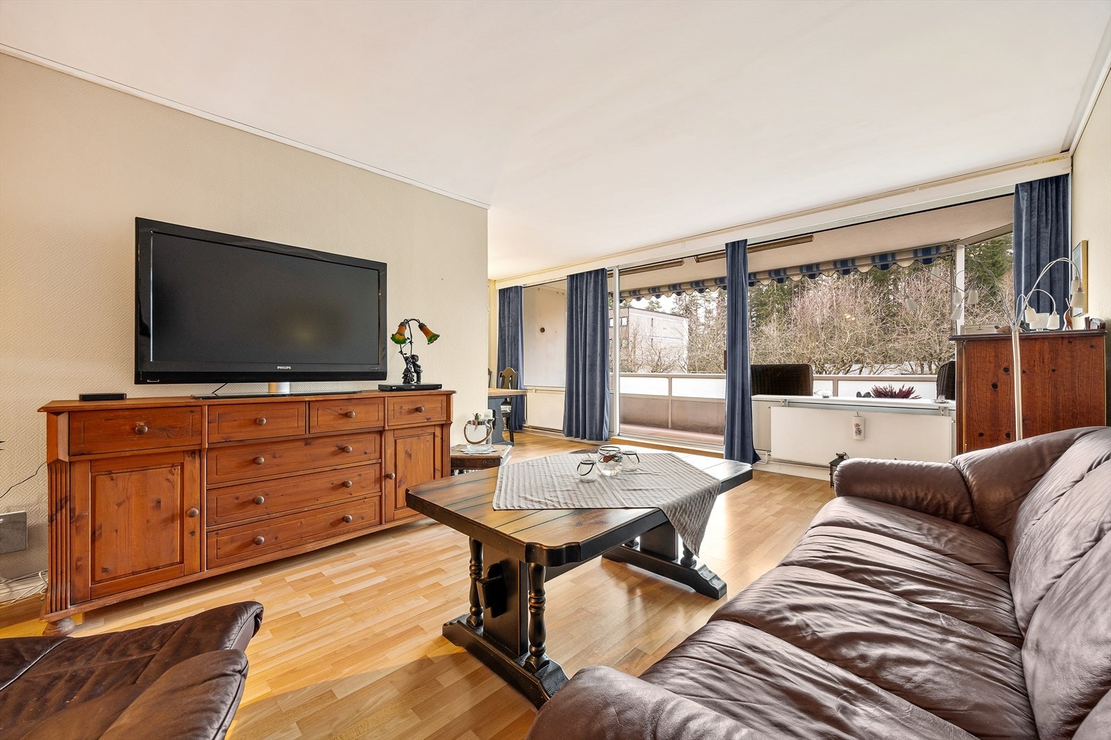 Stuen er et lyst og sentralt rom med store vindusflater som slipper inn rikelig med dagslys. Galleribilde