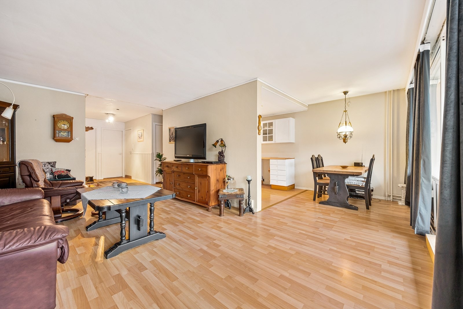 Stuen er romslig nok til å huse en egen spiseplass i tillegg til sofagruppen. Galleribilde