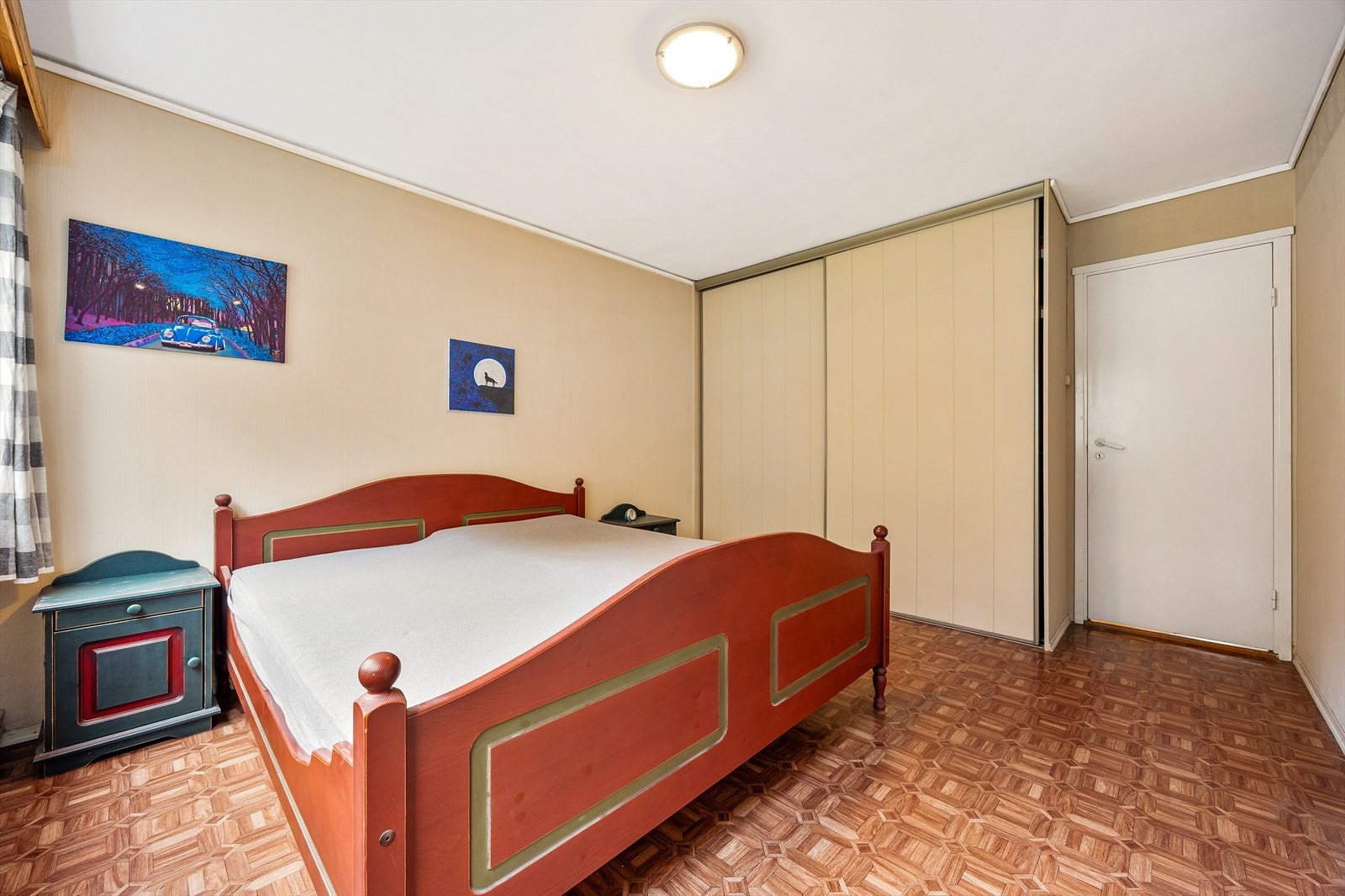 Hovedsoverommet har god plass til dobbeltseng og er utstyrt med en romslig skyvedørsgarderobe. Galleribilde