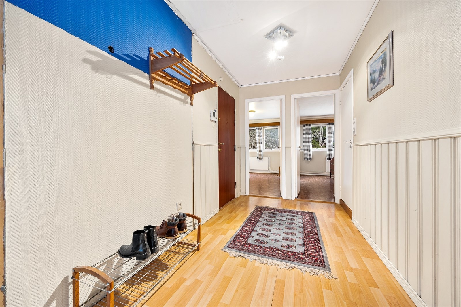 En gang fordeler tilgangen til leilighetens to soverom, bad og separat toalettrom. Galleribilde