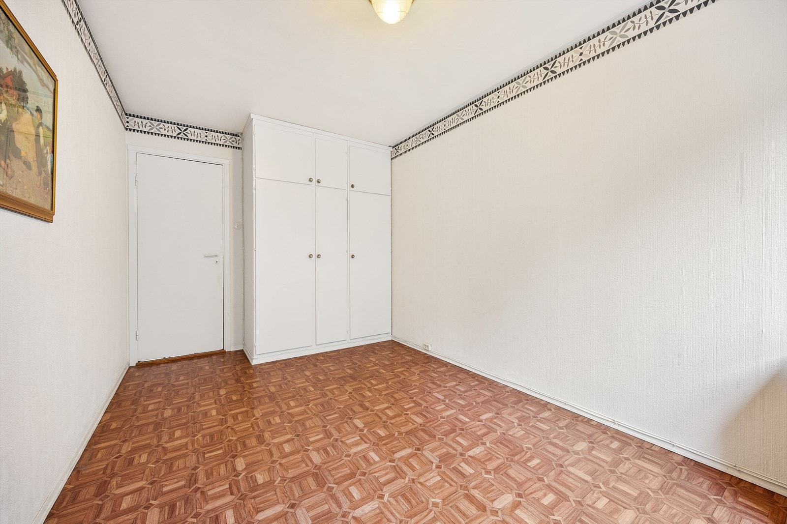 Også her er det gode oppbevaringsmuligheter i form av plassbygde skap. Galleribilde