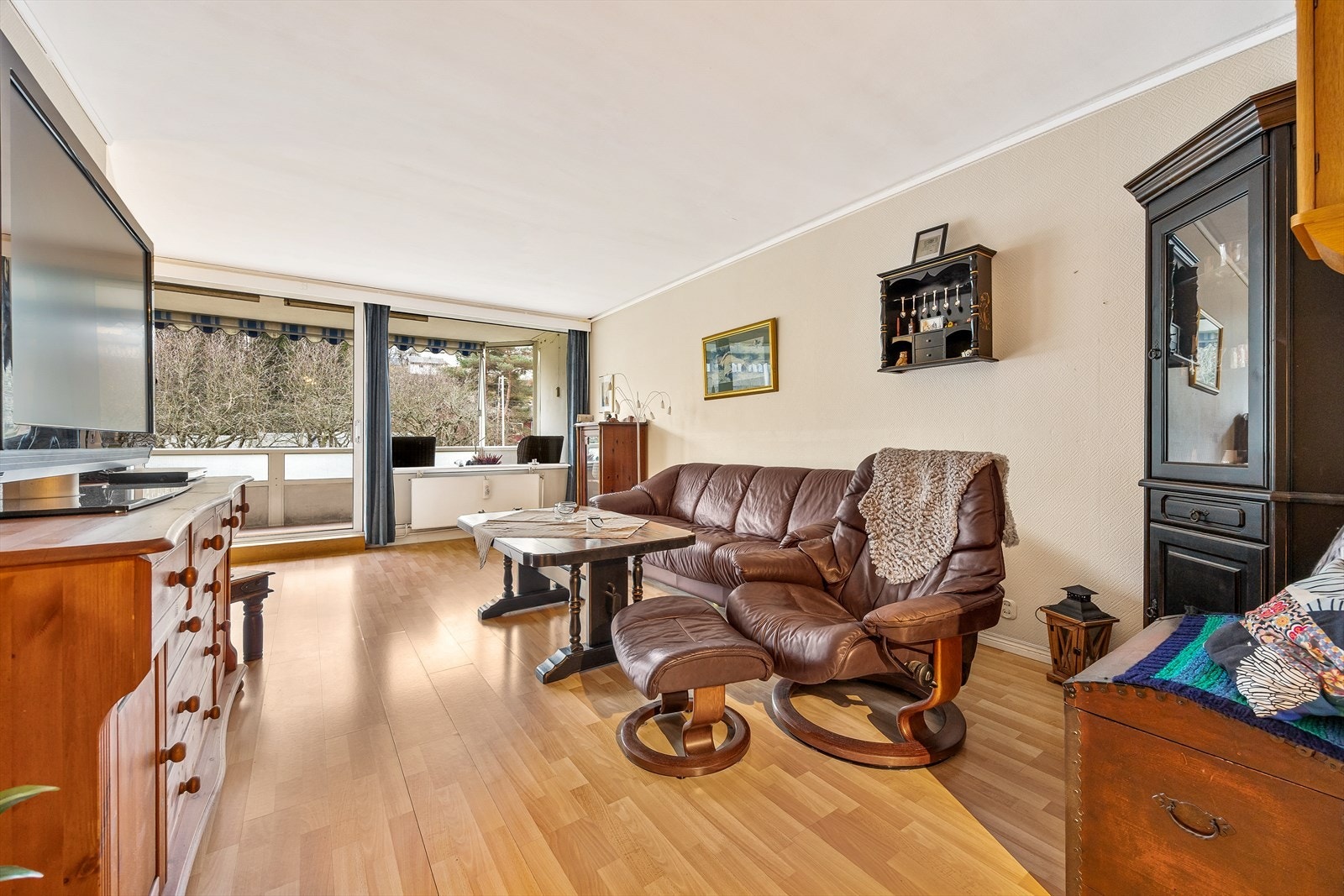 Stuen har god plass til en romslig sofagruppe og møbleres enkelt etter eget ønske. Galleribilde