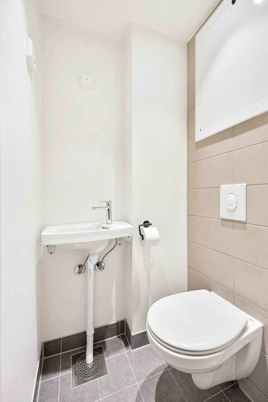 Et separat toalettrom, også oppgradert i 2021, med vegghengt toalett og servant. Galleribilde