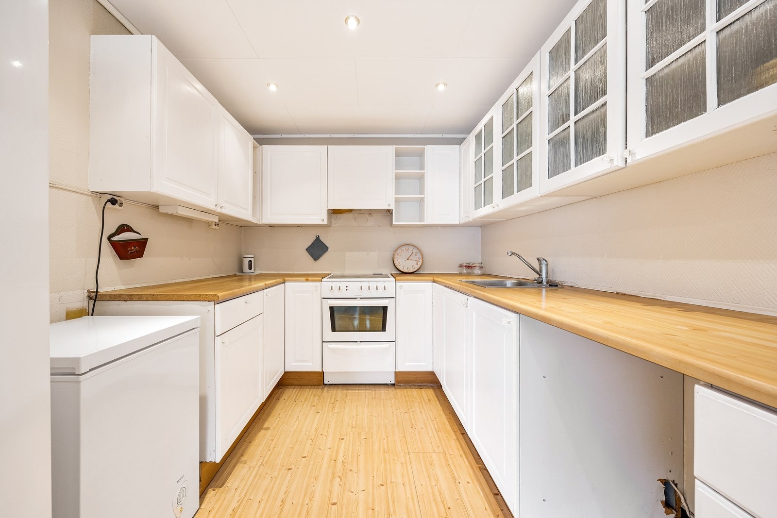 Separat kjøkken med en eldre, funksjonell innredning og laminatbenkeplate. Galleribilde