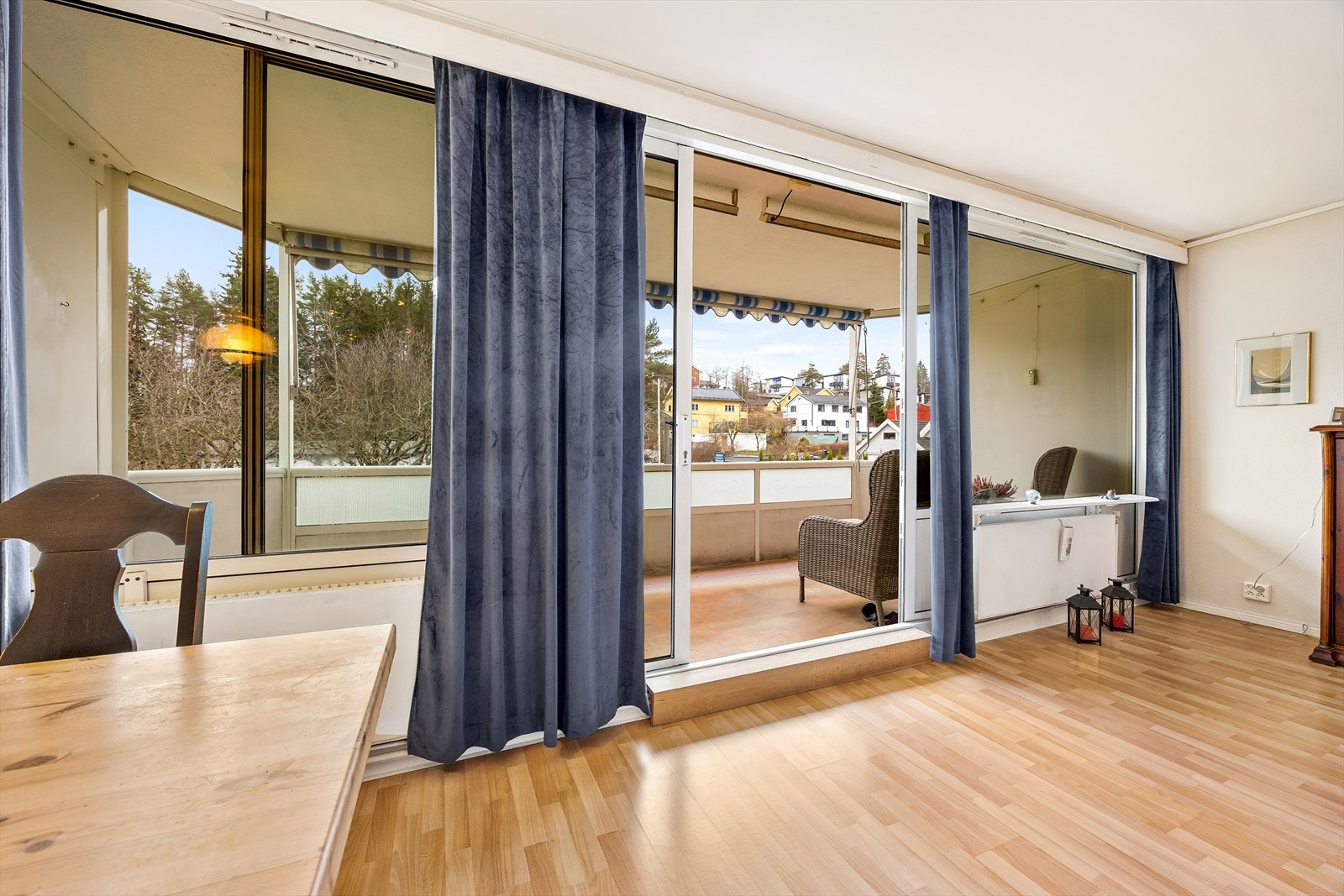 De brede skyvedørene åpner opp mot balkongen og visker ut skillet mellom inne og ute. Galleribilde