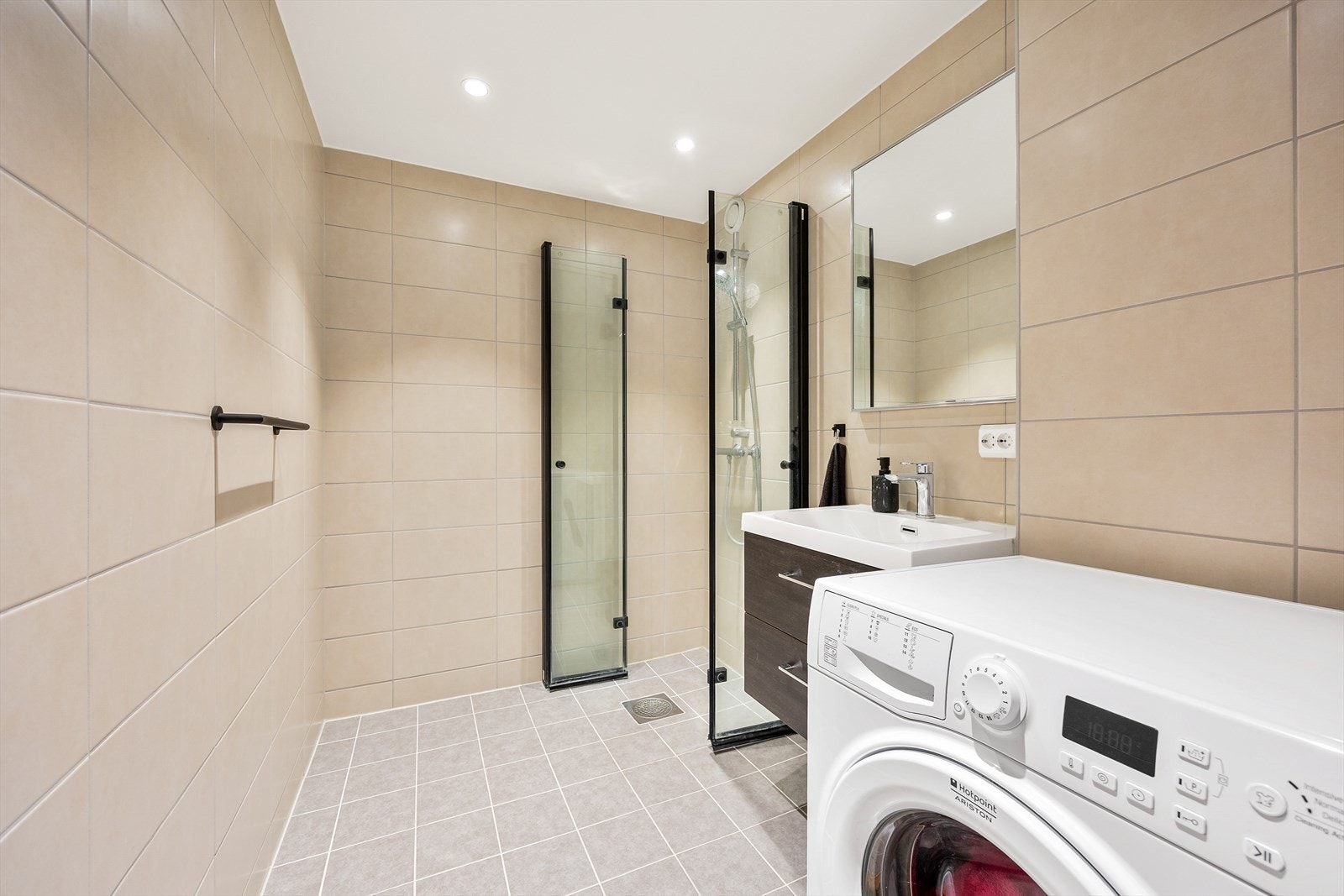 Badet ble rehabilitert i 2021 i regi av borettslaget og har en moderne og funksjonell standard. Galleribilde